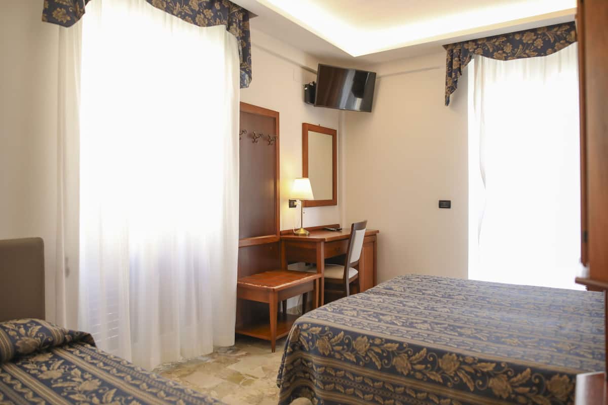 Triple Room | Desk, soundproofing, free WiFi, bed sheets
