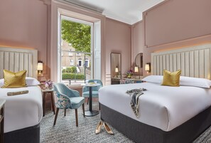 Kamar Triple | Meja kerja, setrika/meja setrika, Wi-Fi gratis, dan seprai linen