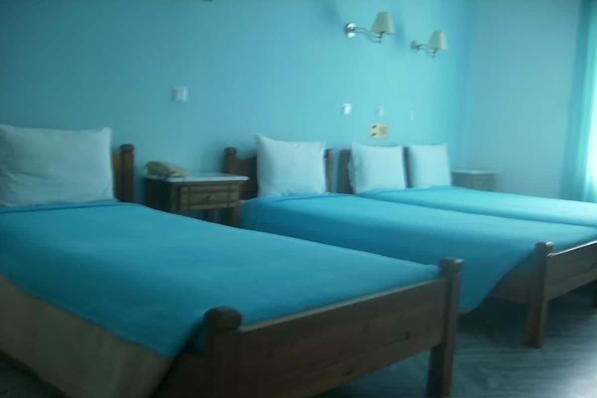 Quadruple Room | Iron/ironing board (on request), WiFi (free)