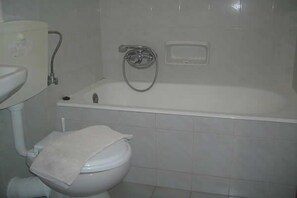 Combined shower/tub, towels - Damias Village (Paros)