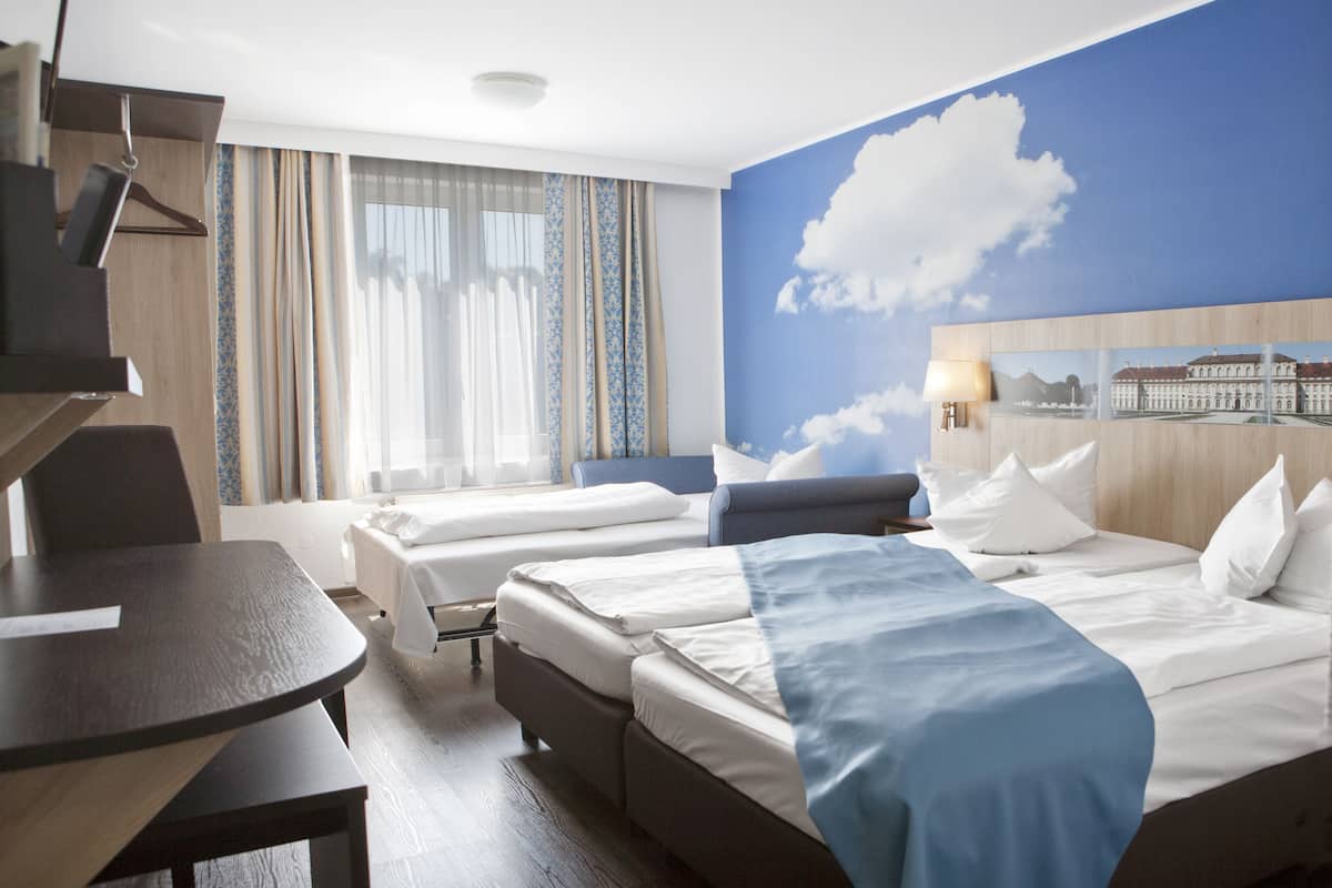 double room | hypo-allergenic bedding, minibar, in-room safe, desk