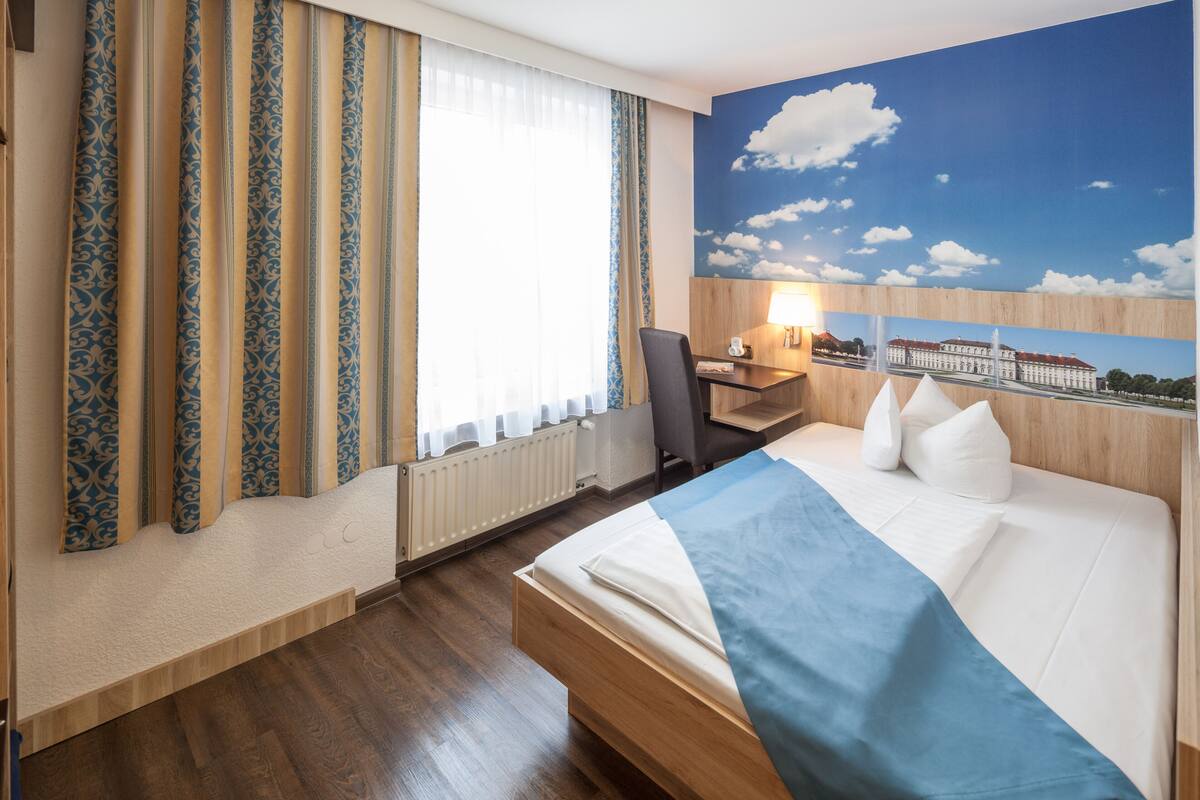 single room | hypo-allergenic bedding, minibar, in-room safe, desk