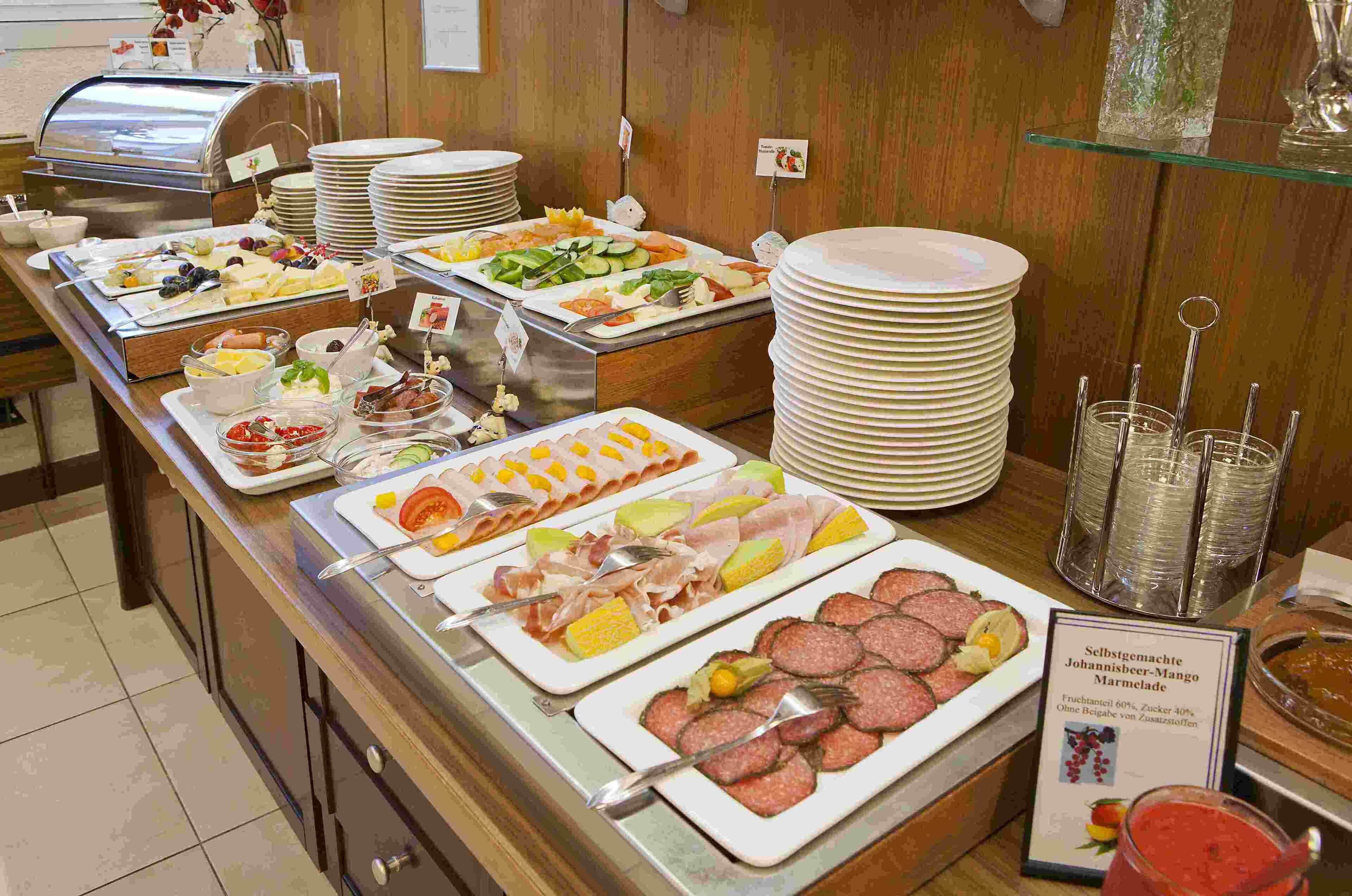 Petit déjeuner buffet (15 EUR par personne)