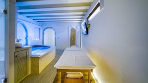 Ein Wellnessbereich mit Massagestuhl, Whirlpool und Rezeption.