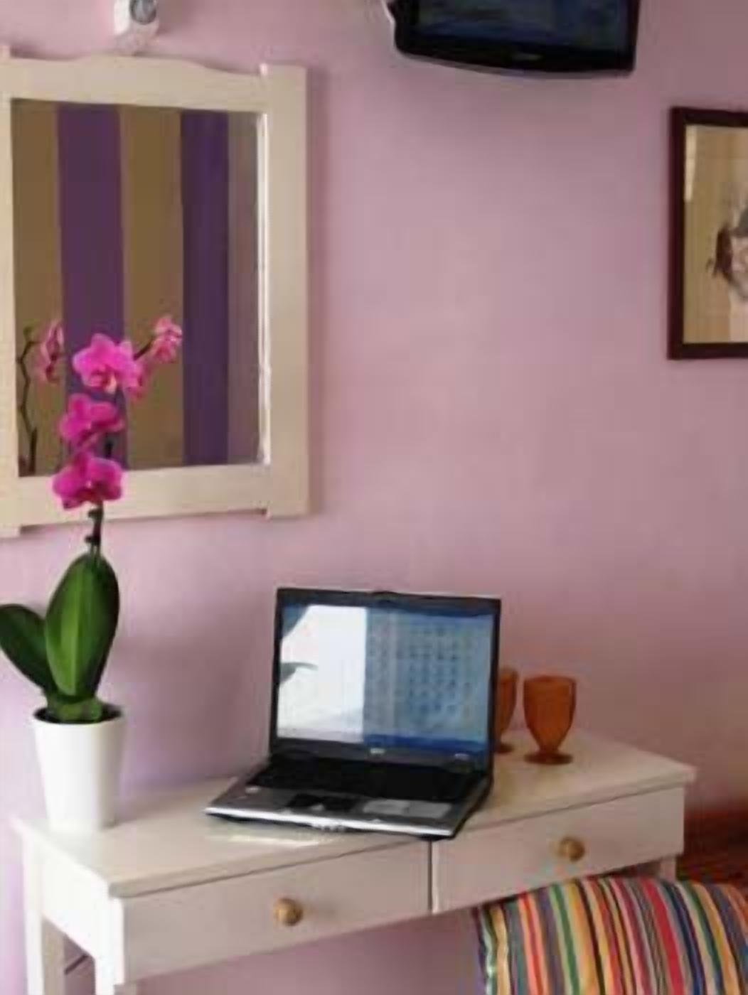 standard room | in-room business centre