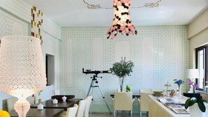 Eine moderne Küche mit Essbereich, einem Stativ und einem Blumentopf.