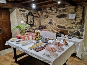 Daily buffet breakfast for a fee - Pazo do Souto (Carballo)