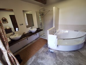 Minibar, free cots/infant beds, WiFi, bed sheets - Pazo do Souto (Carballo)