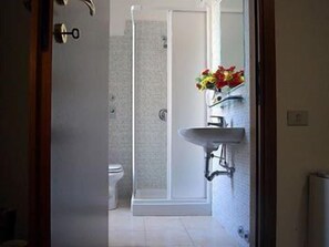 Basic Shared Dormitory, Mixed Dorm, Shared Bathroom | Bathroom | Hair dryer, towels - Hotel Adelchi (Milan)