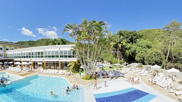 3 piscine coperte, 3 piscine all'aperto, ombrelloni da piscina