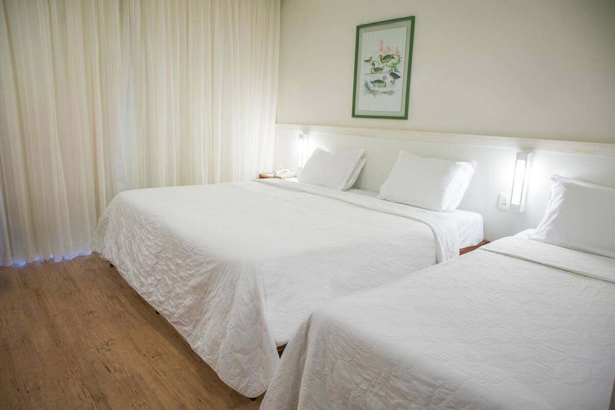 Deluxe Room | Bar mini, peti besi dalam bilik, meja, langsir/tirai gelap terus 