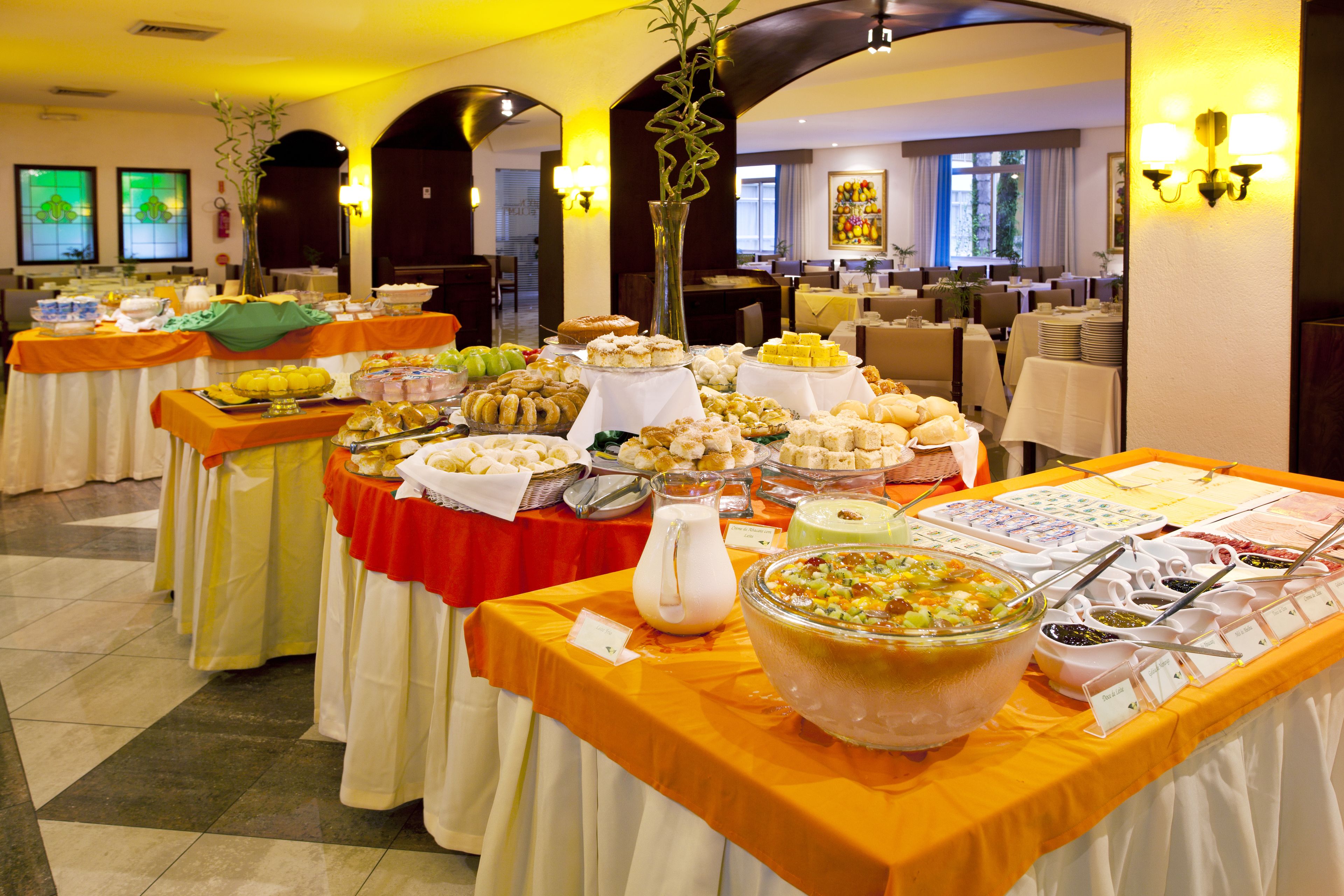 Ein reichhaltiges Buffet mit verschiedenen Speisen und einer großen Salatbowl.