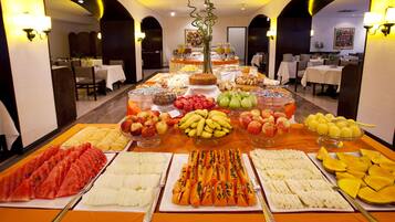 2 restaurants; breakfast, lunch and dinner served