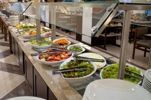 2 restauranter, frokost, lunsj og middag serveres, internasjonale retter