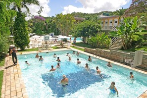3 piscines couvertes, 3 piscines extérieures, parasols de plage