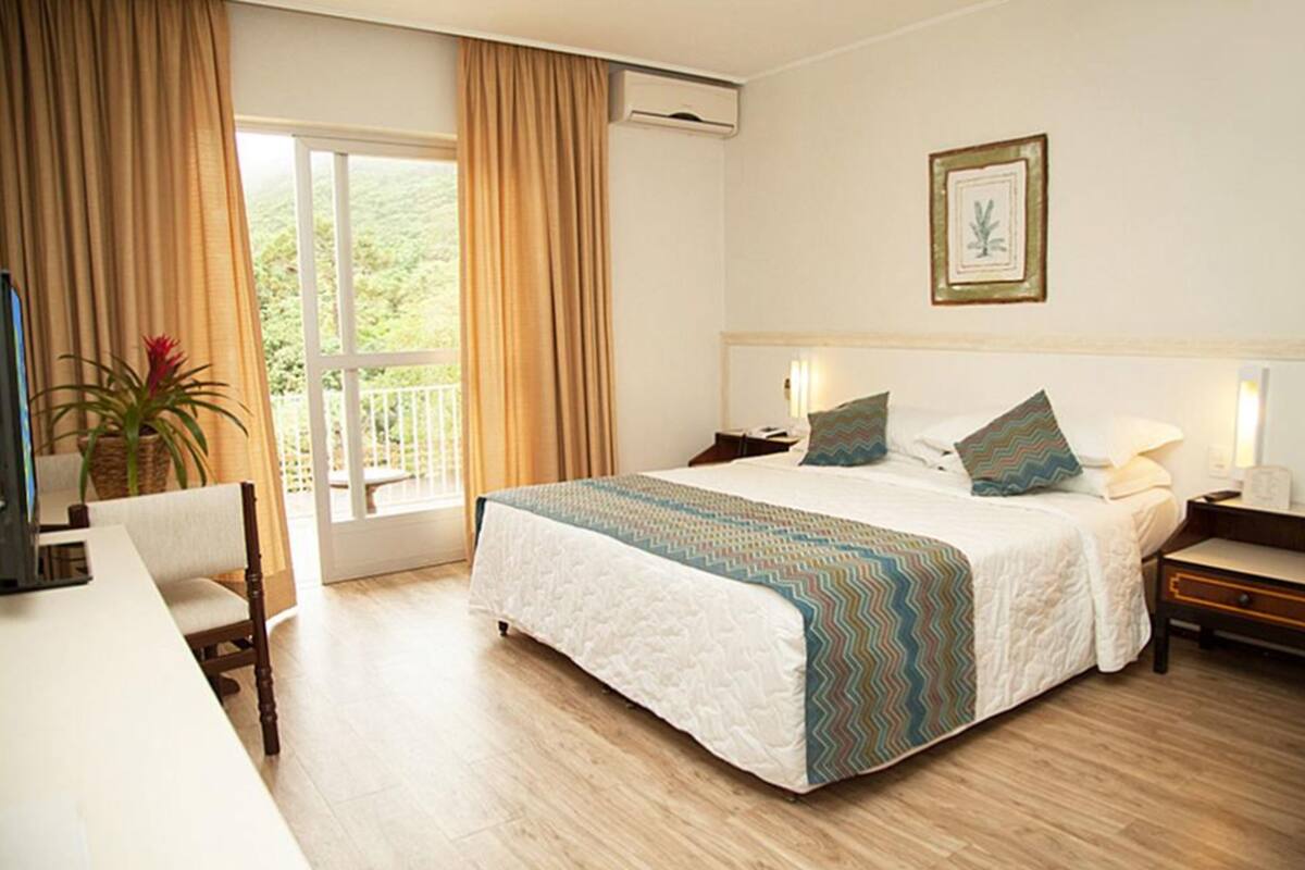 Basic Suite | Bar mini, peti besi dalam bilik, meja, langsir/tirai gelap terus 
