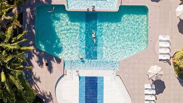 3 piscinas internas, 3 piscinas externas, guarda-sóis