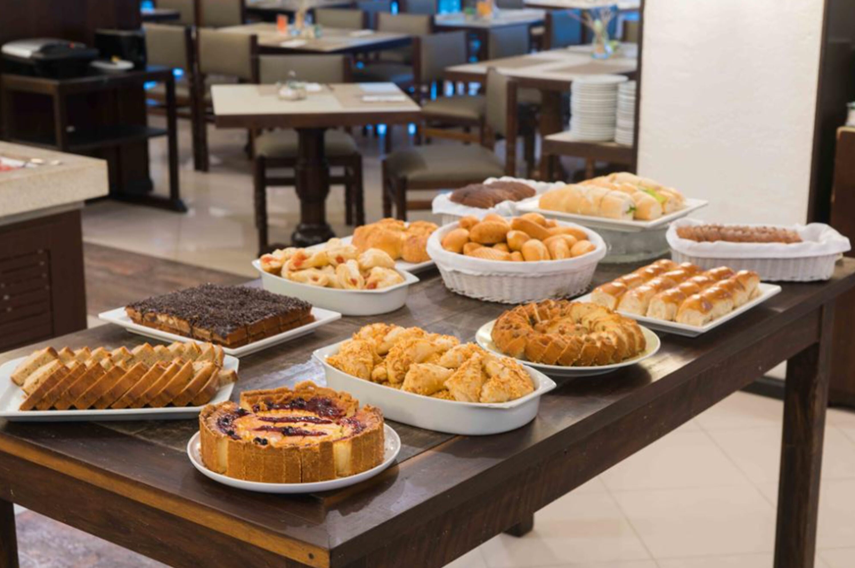 2 restaurants, breakfast, lunch, dinner served; international cuisine