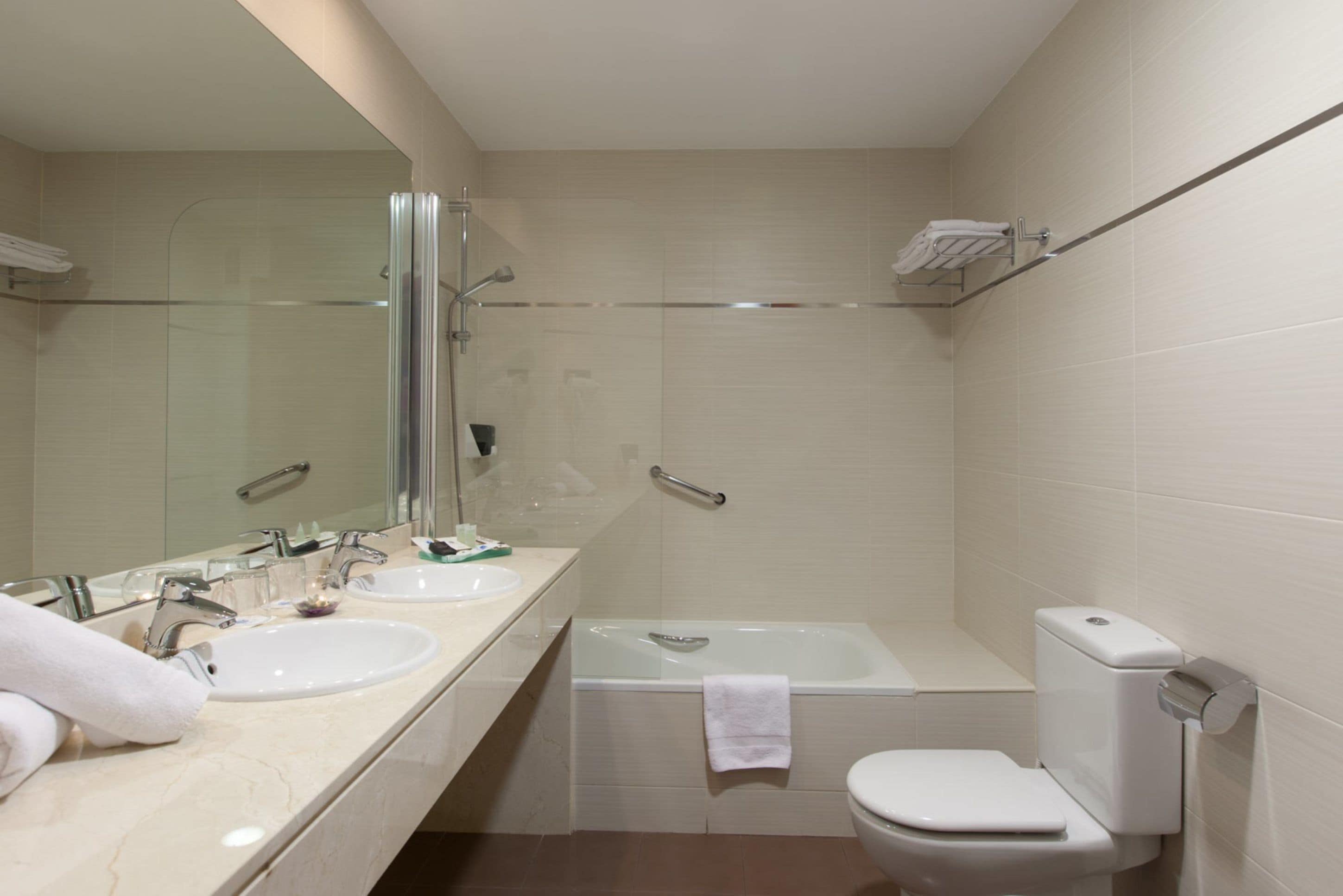 junior suite, 1 queen bed | bathroom | free toiletries, hair dryer, bidet, towels