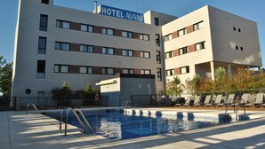 A modern hotel with a swimming pool and sun loungers. - Hotel Porcel Avant (Torrejón de Ardoz)