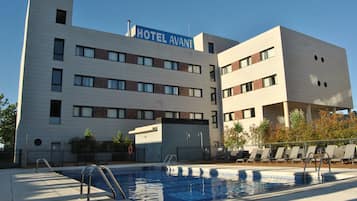 Sæsonbestemt udendørs pool, åben fra kl. 13.00 til kl. 21.00, parasoller