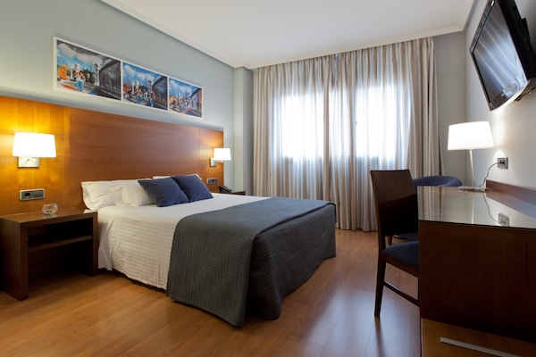 Edredón, minibar, caja de seguridad en la habitación y escritorio