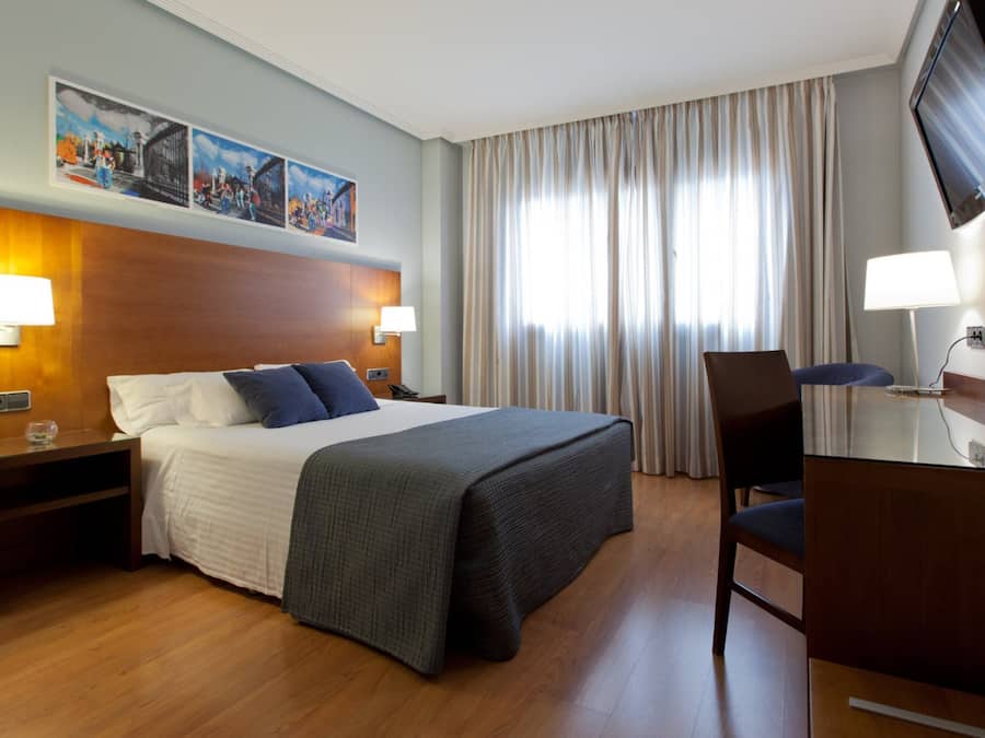 Cubrecamas, minibar, caja de seguridad en la habitación y escritorio