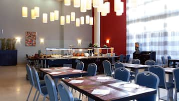 Dagelijks ontbijtbuffet (EUR 12 per persoon)