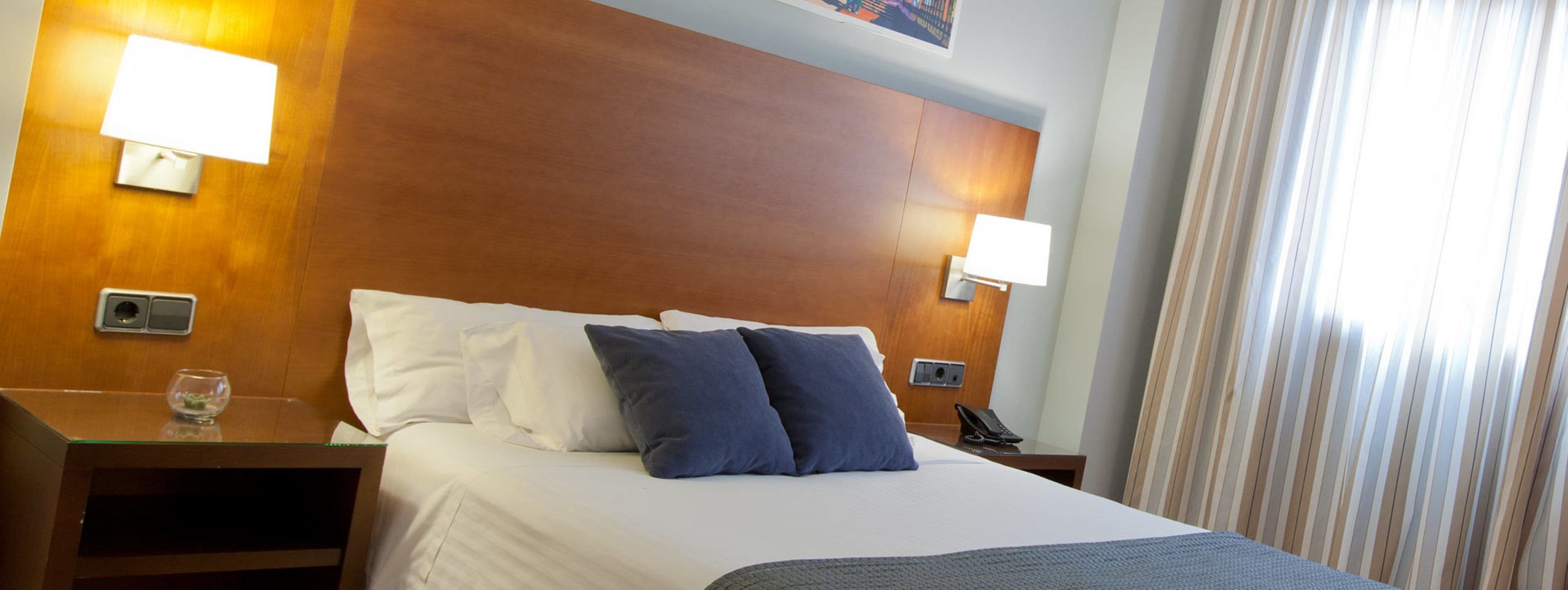 double room single use | down duvets, minibar, in-room safe, desk