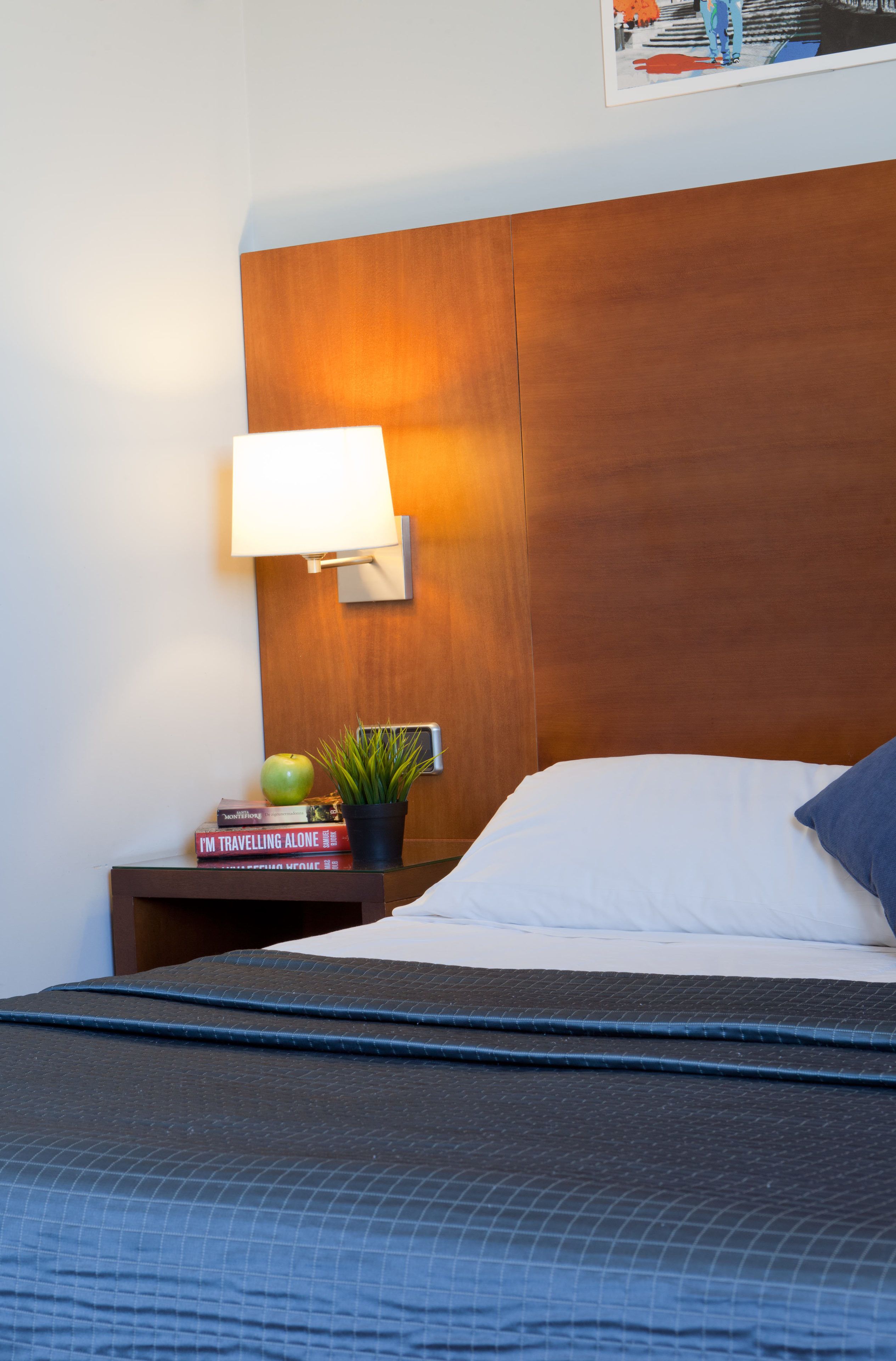 Edredón, minibar, caja de seguridad en la habitación y escritorio 