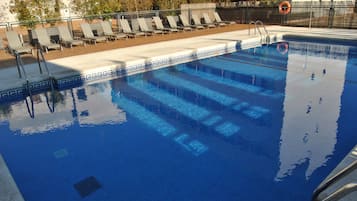 Piscine extérieure (ouverte en saison), parasols de plage