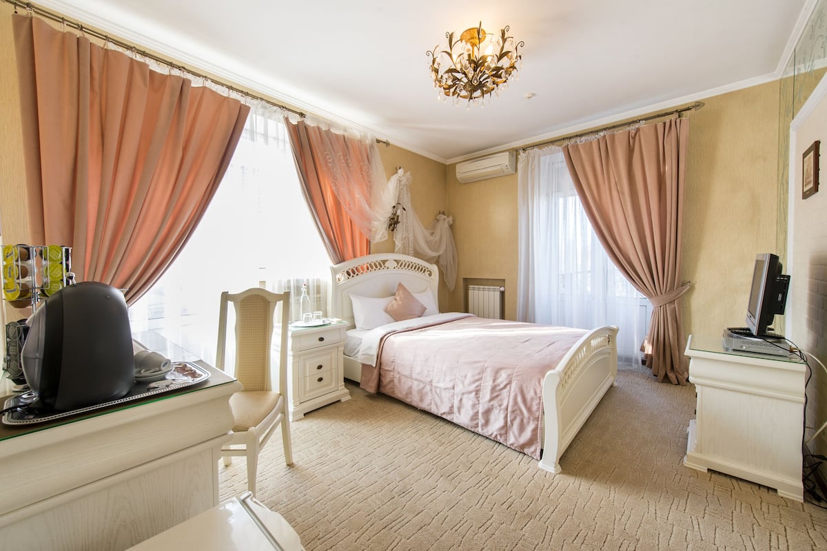 Superior Double Room | 1 bedroom, minibar, in-room safe, individually decorated