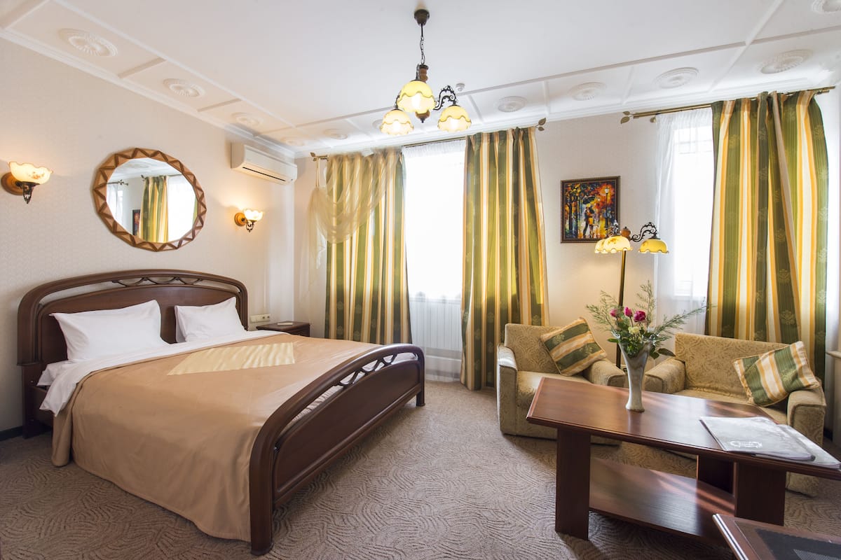 Junior Suite | 1 bedroom, minibar, in-room safe, individually decorated