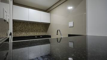 Apartamento | Frigobar, cofres nos quartos, escrivaninha, berços grátis
