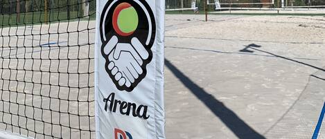 Una cancha de tenis con un cartel que dice 'Fair Play Arena' y un logotipo.