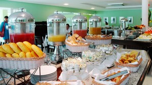Una mesa de buffet con diferentes alimentos y bebidas.