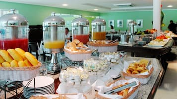 Se ofrece un desayuno bufé (39.00 BRL por persona)
