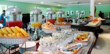 Daily buffet breakfast (BRL 39.00 per person)