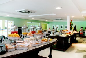 Petit déjeuner buffet servi tous les jours en supplément