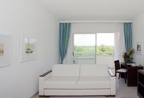 Deluxe enkelrum | Minibar, värdeförvaringsskåp på rummet, skrivbord och ljudisolering