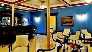 A room with a high ceiling, a bar area, and multiple seating arrangements. - Schlosshotel Zum Markgrafen (Quedlinburg)