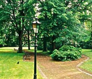 สนามรอบบริเวณ