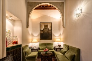 Lobby-lounge