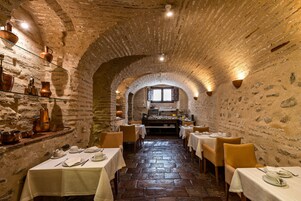 Svédasztalos reggeli mindennap (fejenként EUR 15 áron)