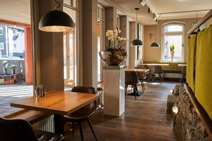 Free buffet breakfast 