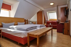 Junior Room | In-room safe, desk, soundproofing, free WiFi - Hotel Römer (Guenzburg)