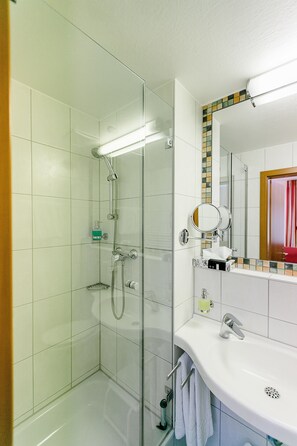 Shower, hair dryer, towels - Hotel Römer (Guenzburg)