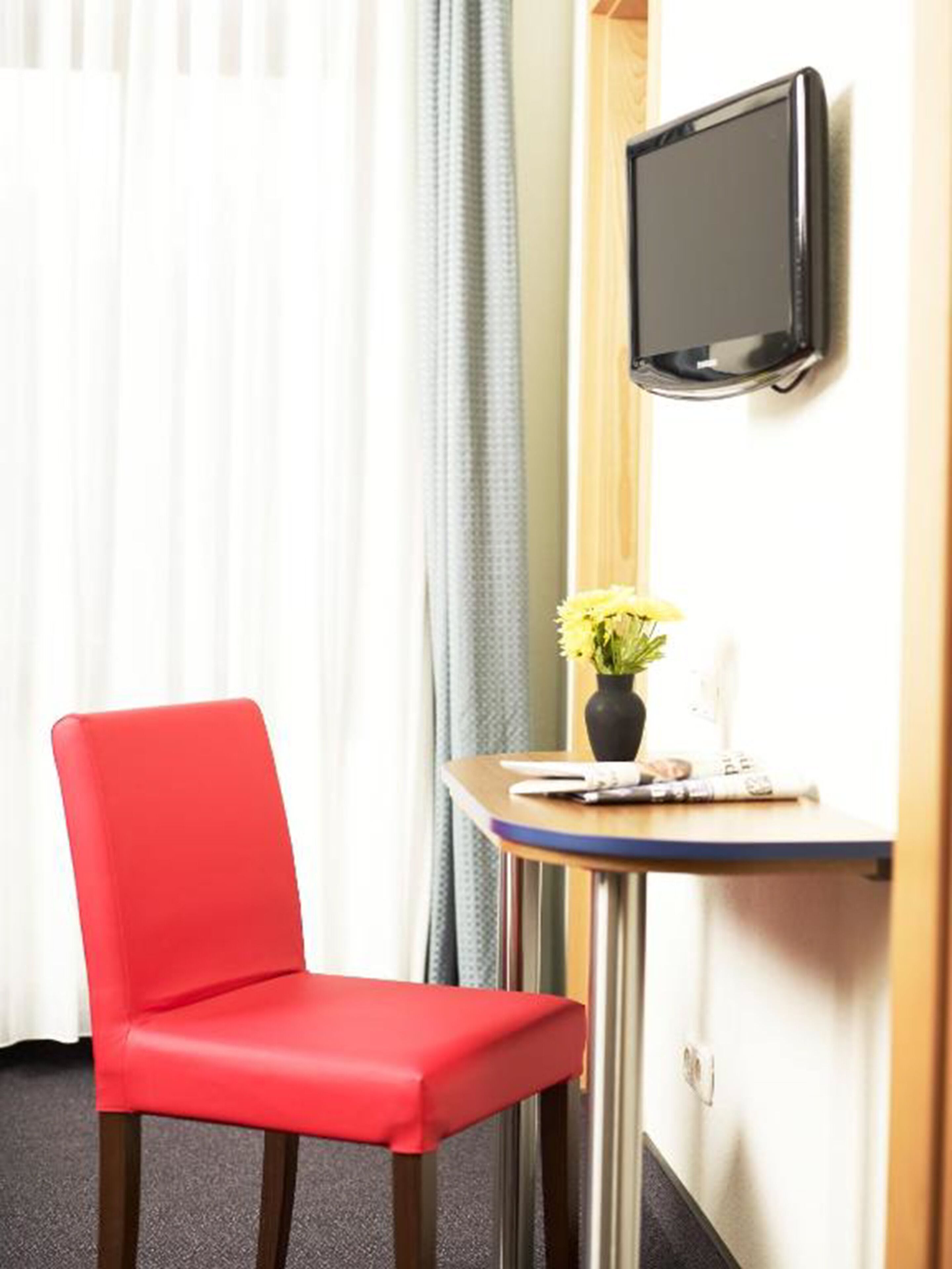 double room | living area | flat-screen tv