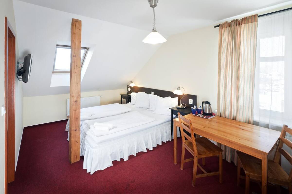Habitación doble | Tabla de planchar con plancha, wifi gratis y ropa de cama