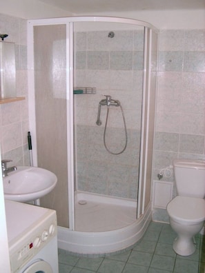 Regadera, amenidades de baño gratuitas, secadora de cabello, toallas